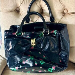 BETSEY JOHNSON *PATENT ROSEBUD* DOME W/BOW